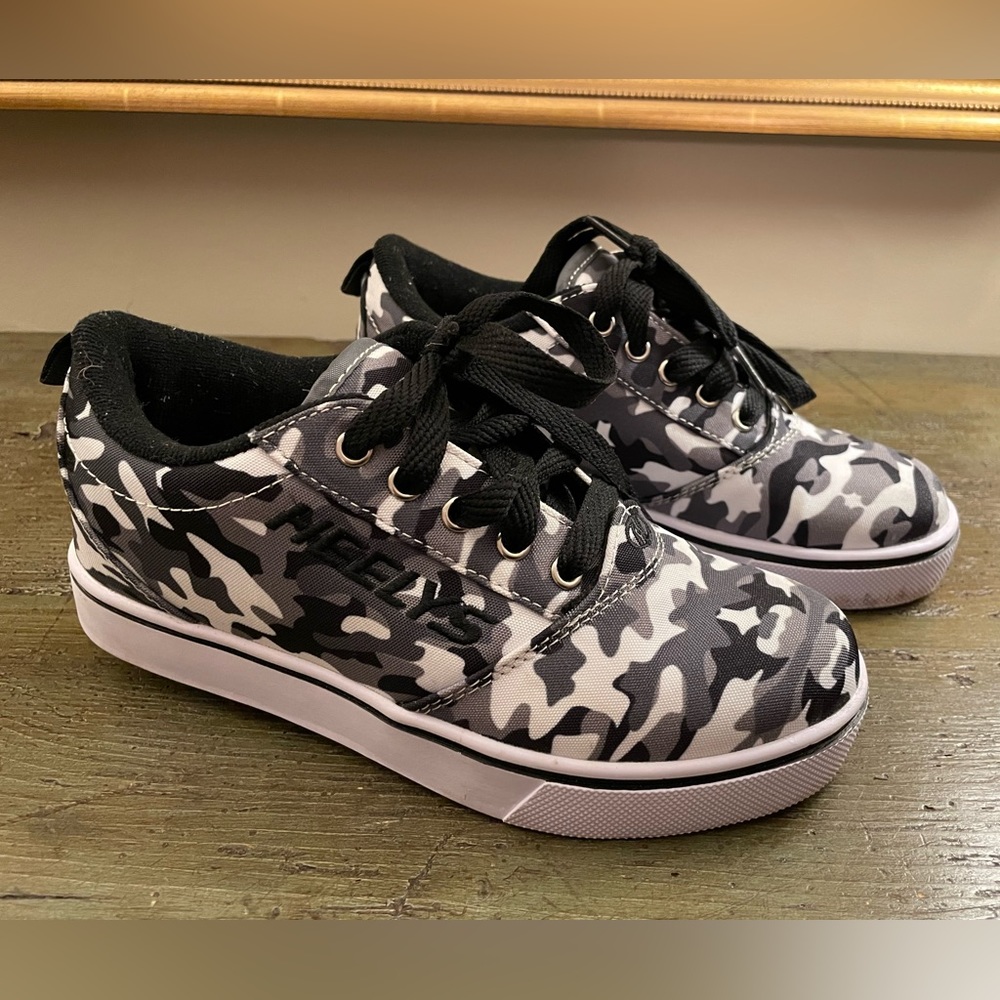 Kids Heely sneakers, gray camo. Sz Youth 4. Wore 1x on driveway.